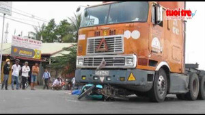 Tai nạn giữa xe máy và container, 2 bé gái chết thảm