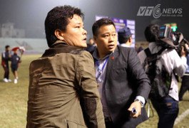 Sốc: Văn Quyến và đồng đội 'ra đường'