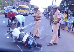 Cán bộ thi hành án chèn xe, kéo rê CSGT giữa đường