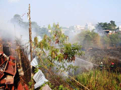 Cháy lớn gần kho giữ phương tiện thanh tra giao thông