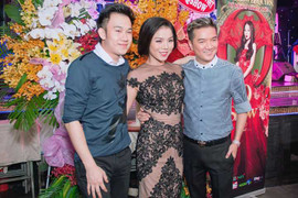 Mr Đàm nghiêm nghị bên Lệ Quyên