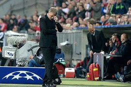 David Moyes nhăn mặt vì bóng rơi đúng chỗ hiểm