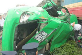 Tàu hỏa tông taxi nát bét, đường sắt Bắc - Nam tê liệt