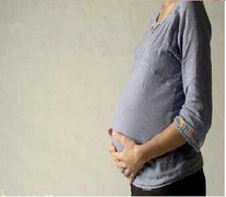 Tá hỏa phát hiện vợ có bầu chết trong phòng ngủ