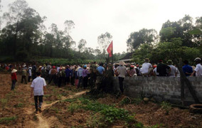 Hàng trăm người giải cứu 4 công an bị dân vây đánh