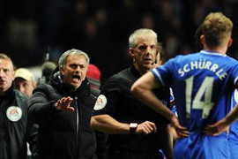 Fan Chelsea trả trăm triệu tiền phạt cho Mourinho