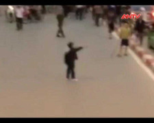 Clip: Công an nổ súng chỉ thiên khống chế kẻ nghi 'ngáo đá' vung dao giữa phố