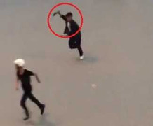 Clip: Kẻ 'ngáo đá' cầm dao truy sát nhiều người ở Hà Nội