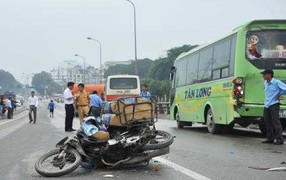 Xe khách tông xe đạp điện, một người tử vong