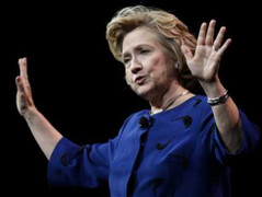 Cựu ngoại trưởng Mỹ bị ném giày khi đang phát biểu