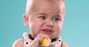 Khoảnh khắc thú vị các bé khi nếm vị chanh