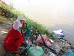 Bé 3 tuổi chìm sông: Mẹ ngất xỉu khi thấy xác con