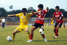 Công Vinh bất lực, SLNA bị cầm chân trong trận cầu 2 thẻ đỏ