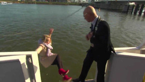 Nữ phóng viên ngã nhào xuống sông khi đang tác nghiệp