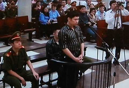 Bất ngờ hoãn phiên xử bác sỹ Nguyễn Mạnh Tường