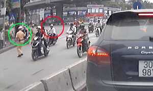 Cảnh sát lao ra đường thổi phạt, xe máy ngã lăn