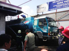 Xe bồn cháy ngùn ngụt thiêu rụi 2 nhà dân