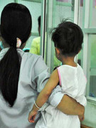 Đầy rẫy bé gái 'khoe' vàng sau vụ bắt cóc chấn động