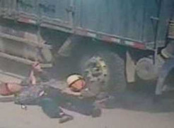 Xúc động mạnh mẽ cảnh cứu con, cha bị xe tải cán chết