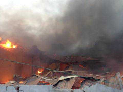 Lửa cháy ngùn ngụt ở KCN Vĩnh Tuy