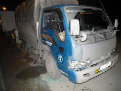 Côn đồ chặn xe hàng, đổ xăng vào lô bạch tuộc