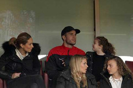 Van Persie lộ clip tập cực khỏe, chuẩn bị tái xuất