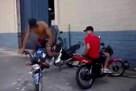 Clip: Pha đỗ xe như phim hành động