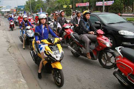 Phí đường bộ xe máy, nên ngừng thu vì quá tốn?