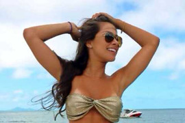 Bạn gái Neymar khoe vẻ rực rỡ trên du thuyền