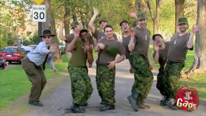 Ngỡ ngàng với nhóm 'binh sỹ' tập luyện kỳ quặc trên phố