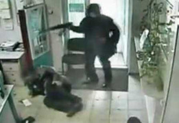 Nổ súng tấn công hàng trăm cảnh sát chấn động miền Tây