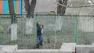 Cười sái hàm xem gã say cố gắng vượt rào