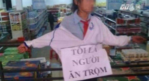 Sẽ khởi tố nhân viên siêu thị ép nữ sinh đeo biển ăn trộm