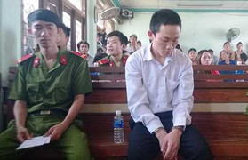 Truy sát trong phòng khám, nam thanh niên lãnh án