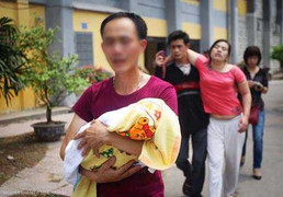 Rơi lệ cháu bé tử vong đúng lúc Bộ trưởng thị sát dịch sởi