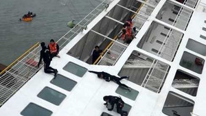 Chìm phà Hàn Quốc: Hành khách bị 'khóa chết' trong khoang