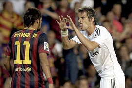 'Đồ tể' Pepe hợp sức dằn mặt Neymar