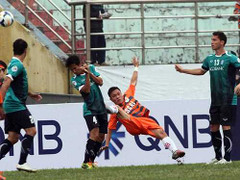 Hậu vệ bán độ ân hận trong nước mắt