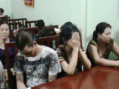 Phá sòng bạc, bắt hàng chục 'quý bà' giữa Sài Gòn