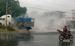 Hàng nghìn lít a xít đổ tràn, người đi đường tháo chạy