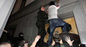 Người biểu tình Ukraine cướp sân bay, đài truyền hình