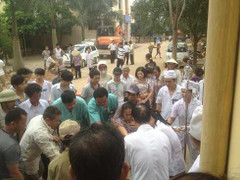 Người phụ nữ bị máy làm gạch cuốn nát chân