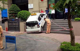 Taxi 'điên' phi lên bậc thềm tòa nhà Pacific