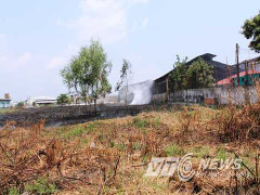 Đồng cỏ cháy ngùn ngụt uy hiếp công ty sửa chữa ô tô