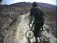 Mạo hiểm đi xe đạp trên vách núi làm người xem thót tim