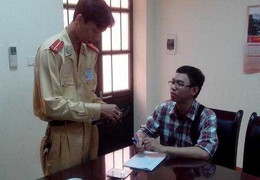 Nam sinh nhận lại ví đánh rơi từ CSGT Hà Nội