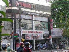 Đại lý xe máy đủ chiêu thoát ế