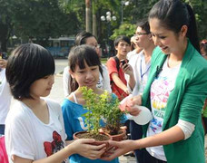 Hà Nội hưởng ứng Ngày Trái đất: Đổi rác lấy cây xanh