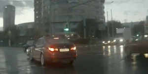 Kì lạ 'ô tô ma' bất ngờ xuất hiện trên phố