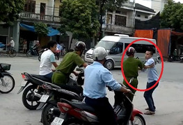 Nghi cặp bồ, một cảnh sát cơ động bị vợ đâm tử vong